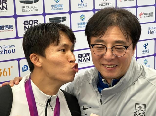 开云体育入口-比李刚仁还强的黄义助二世 韩国头号功臣假吻恩师